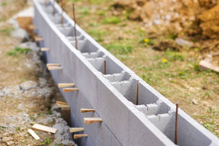 Muros de de concreto reforzado si construido en medio de un terreno